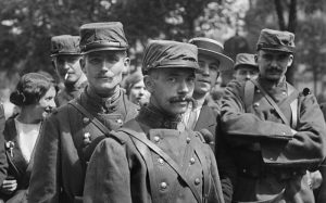 Des soldats du 5e régiment d’infanterie rassemblés à Paris en août 1914, aux premiers jours de la mobilisation. Héritier de Navarre-Infanterie, le 5e RI compte parmi les plus vieilles unités de l’armée française, constituées sous Charles VII.